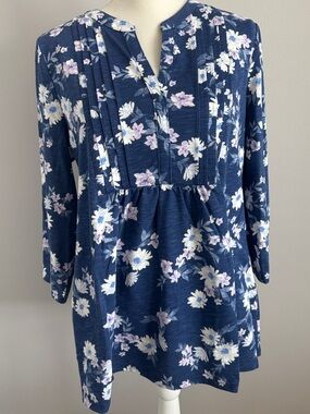 Croft & Barrow Blue Loose Flowing Top with White and Purple Flowers